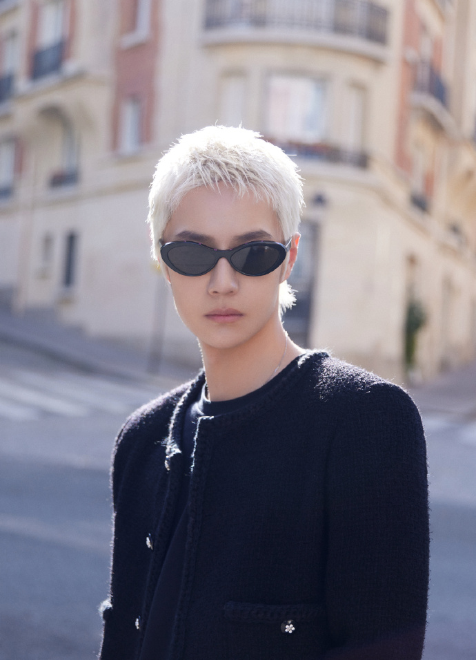 王一博巴黎时装周街拍曝光 白发造型时尚感十足-易天影视公司-服务