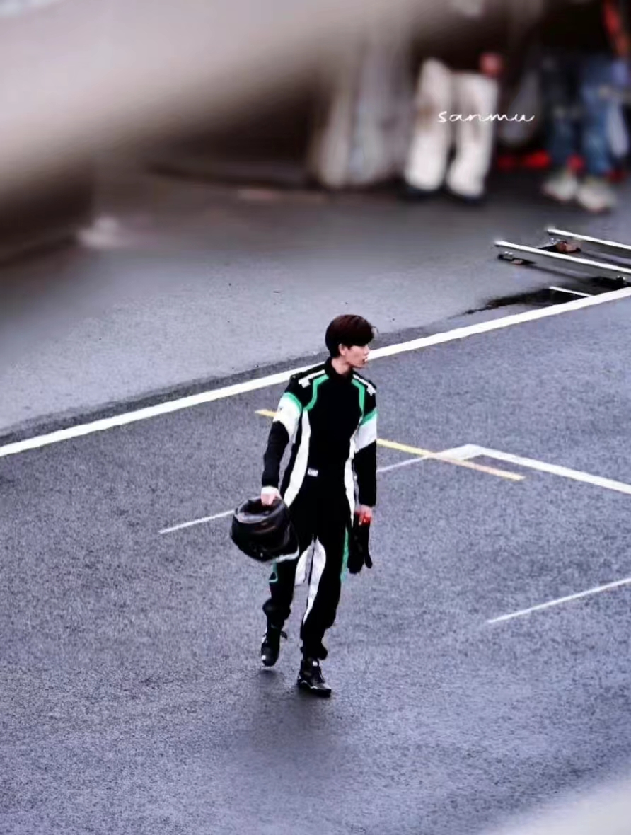 组图：《暮色心约》路透照曝光任嘉伦赛车手造型显帅气第4张图片