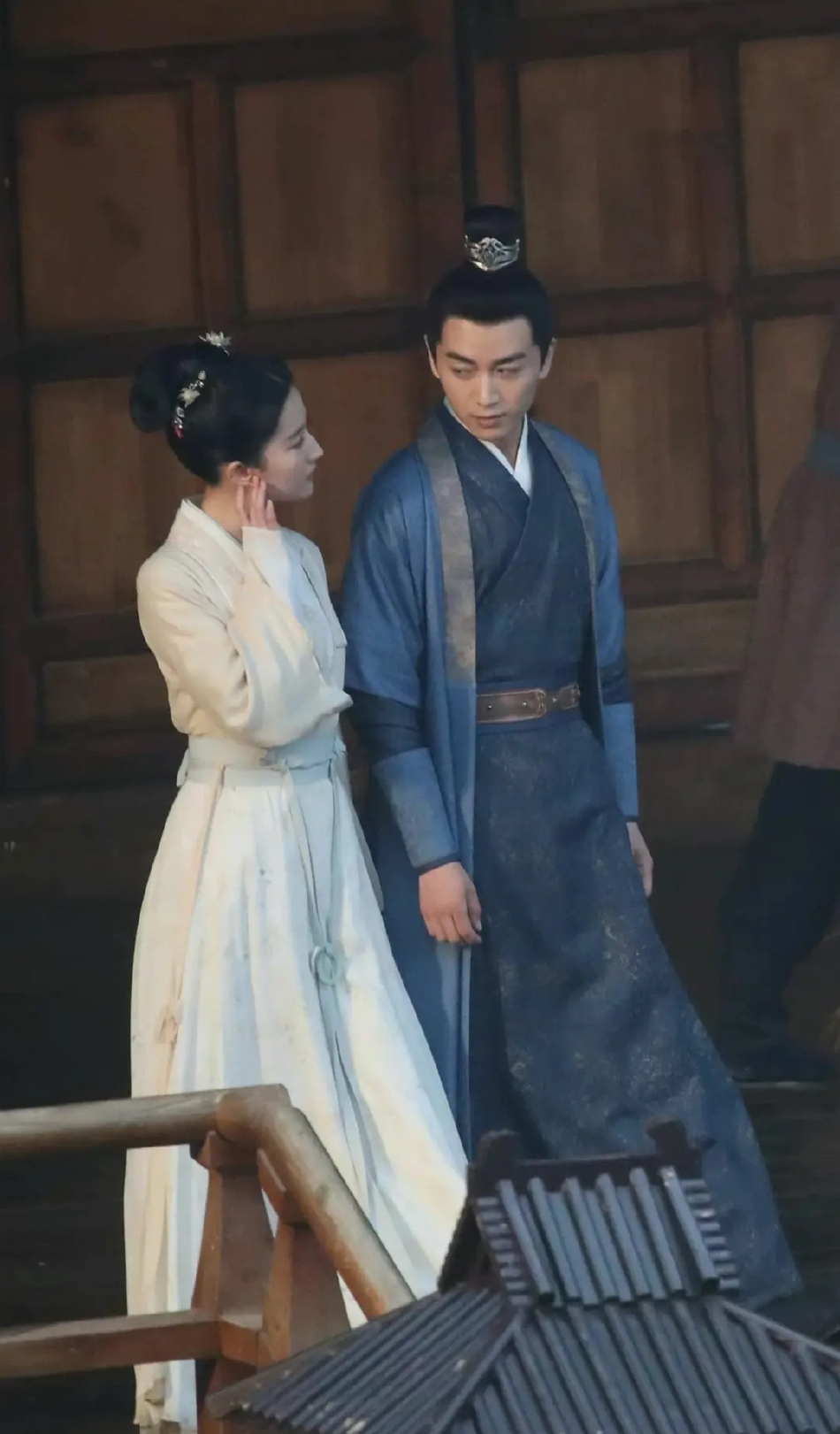 组图:刘亦菲陈晓《梦华录》路透来袭 甜蜜对视氛围感十足