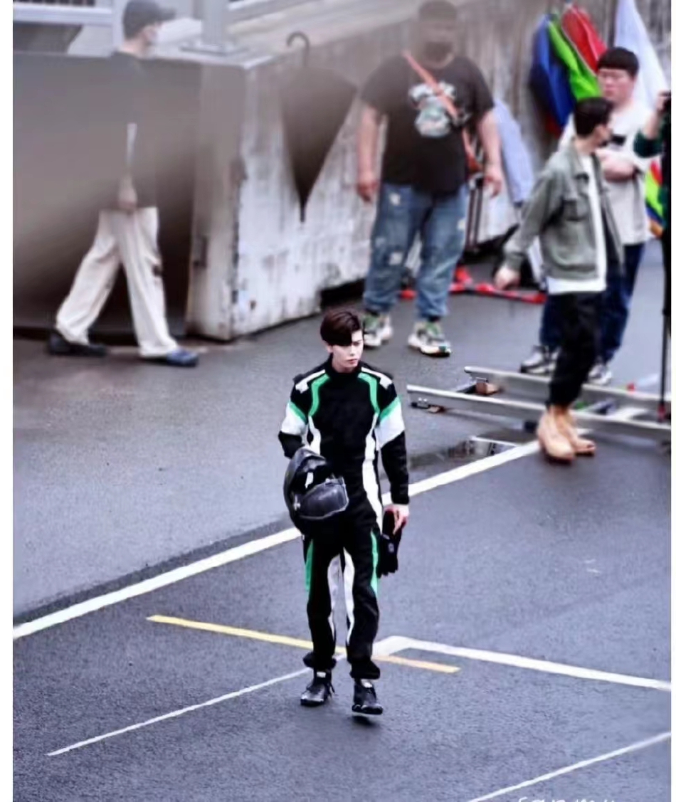 组图：《暮色心约》路透照曝光任嘉伦赛车手造型显帅气第2张图片