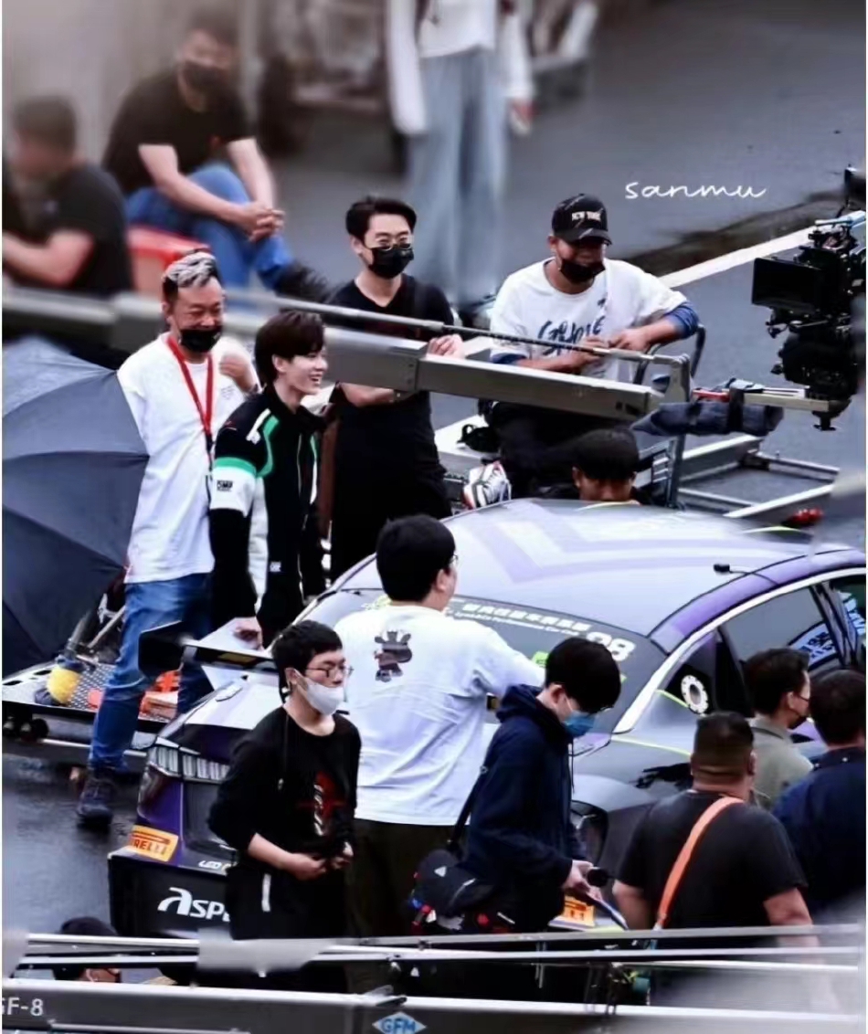 组图：《暮色心约》路透照曝光任嘉伦赛车手造型显帅气第1张图片