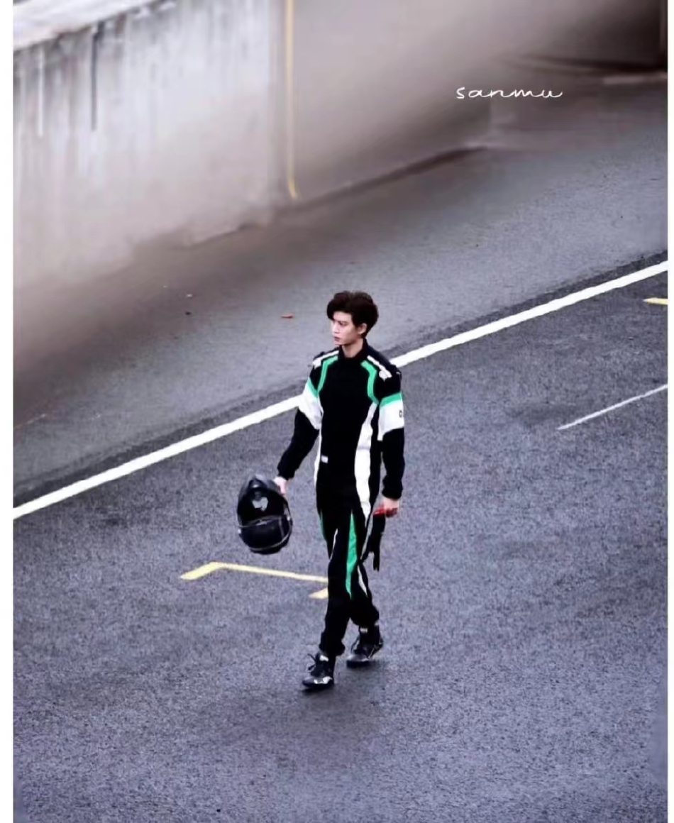 组图：《暮色心约》路透照曝光任嘉伦赛车手造型显帅气第3张图片