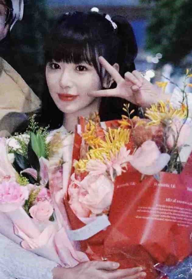 组图：《香蕉先生不睡觉》杀青孔雪儿手捧鲜花状态超好