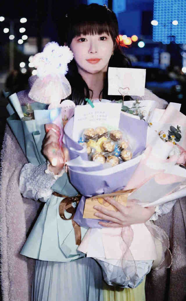 组图：《香蕉先生不睡觉》杀青孔雪儿手捧鲜花状态超好