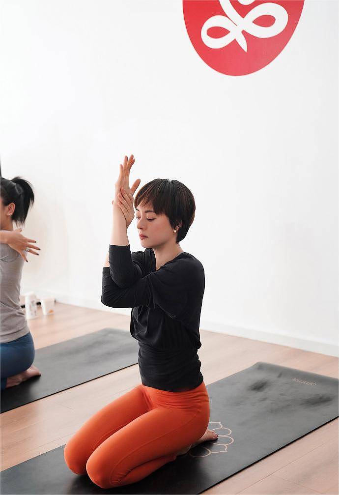 组图:孙俪分享瑜伽花絮照 动作自由舒展身体柔韧性好_高清图集_新浪网