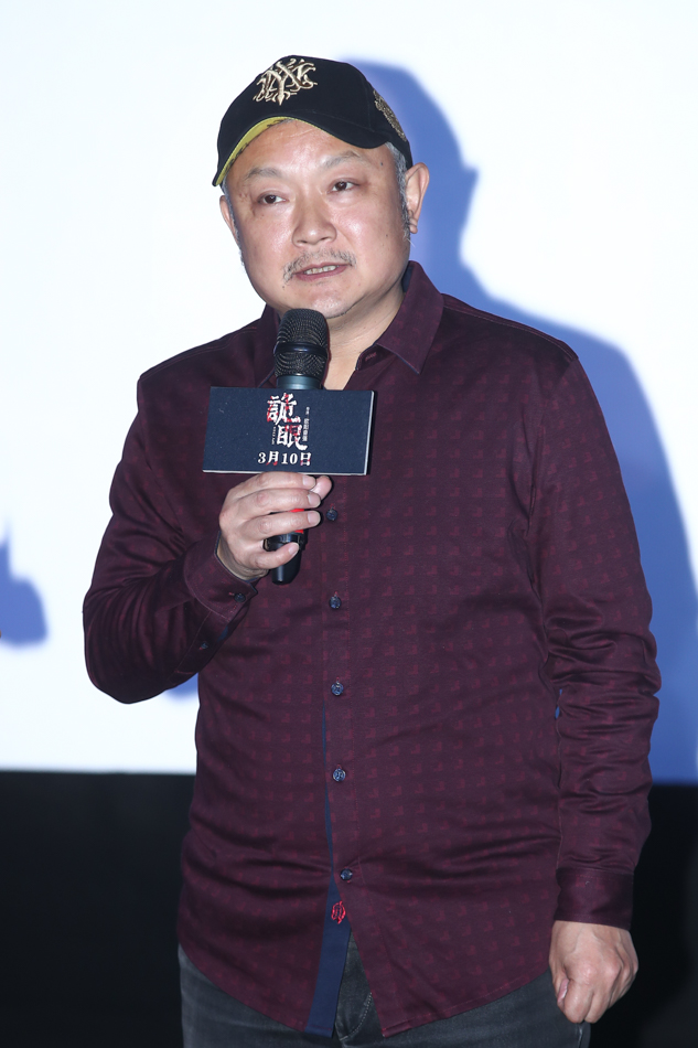 组图:54岁"贾宝玉"欧阳奋强现身 女粉丝求合影_高清图集_新浪网