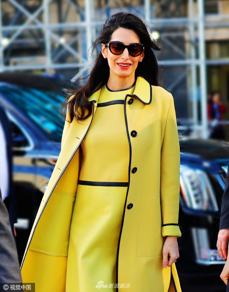 克鲁尼爱妻挺孕肚穿黄色套装_高清图集_新浪网