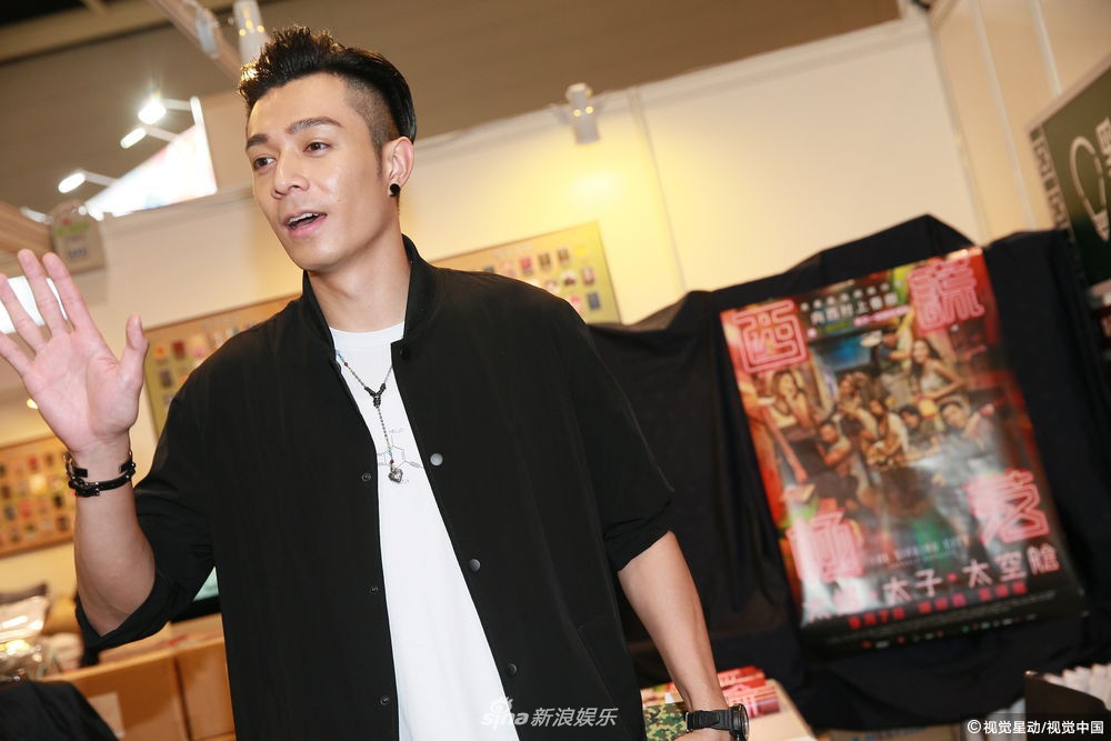 组图:周柏豪露阳光微笑超暖 获粉丝合影变"大哥哥"