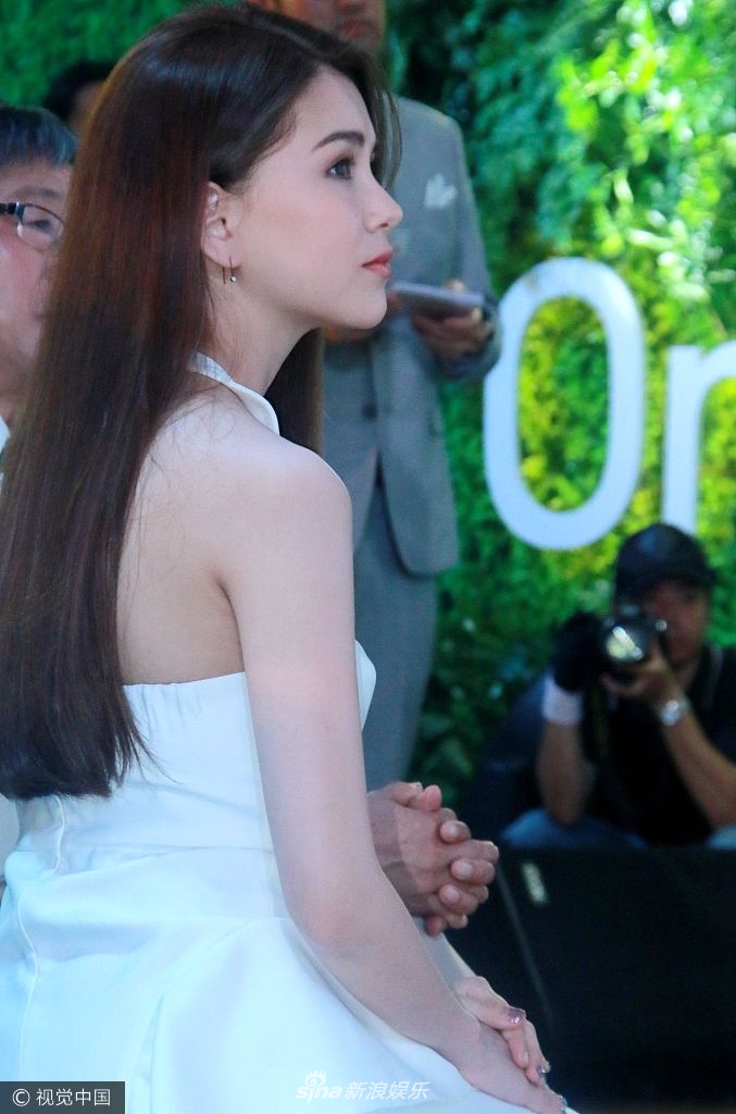 组图:昆凌短裙现身似白衣天使 用伞遮面防偷拍_高清图集_新浪网