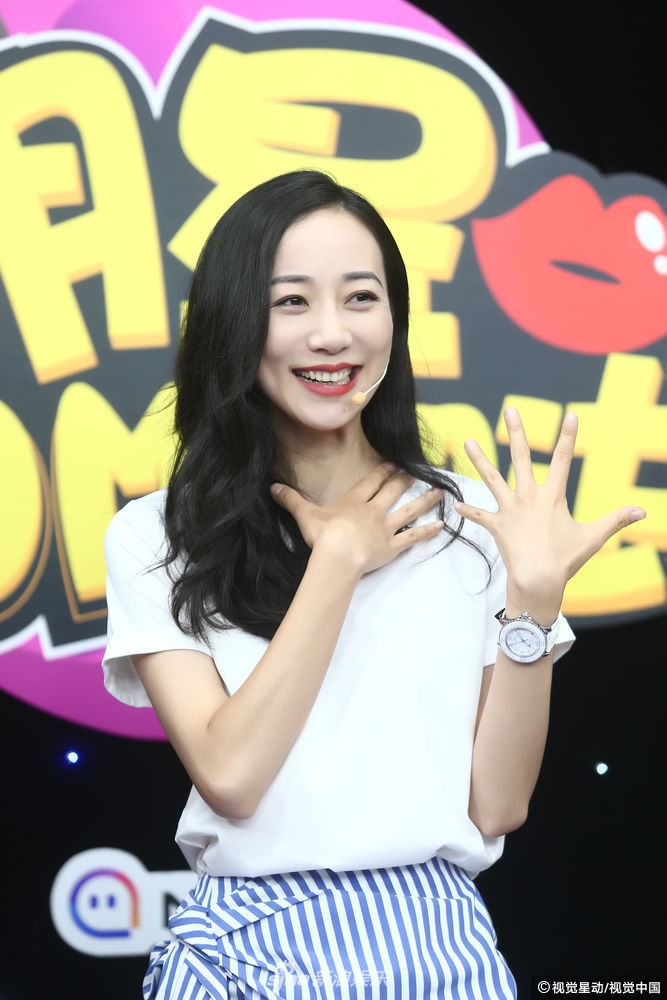 组图韩雪白皮肤撩发甜笑女神范十足