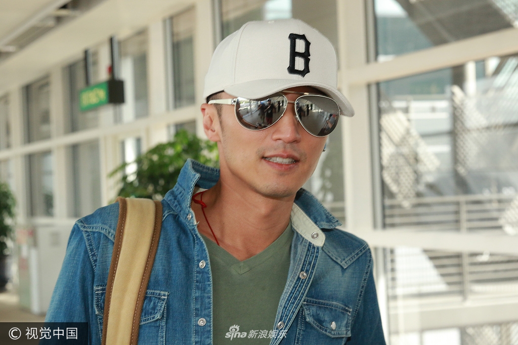 谢霆锋墨镜现身心情不错