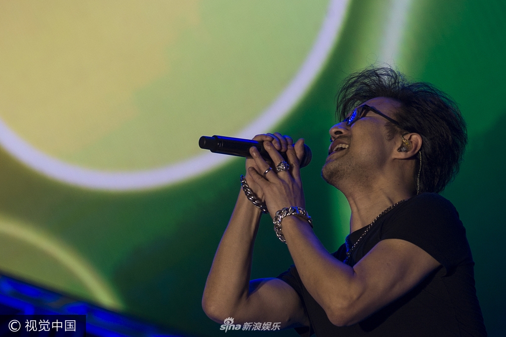 组图汪峰忍嗓痛激情表演敬业飙高音表情投入