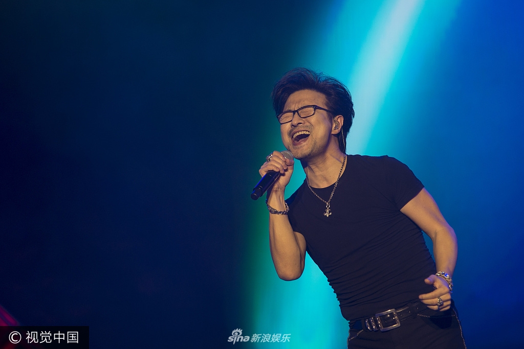 组图汪峰忍嗓痛激情表演敬业飙高音表情投入