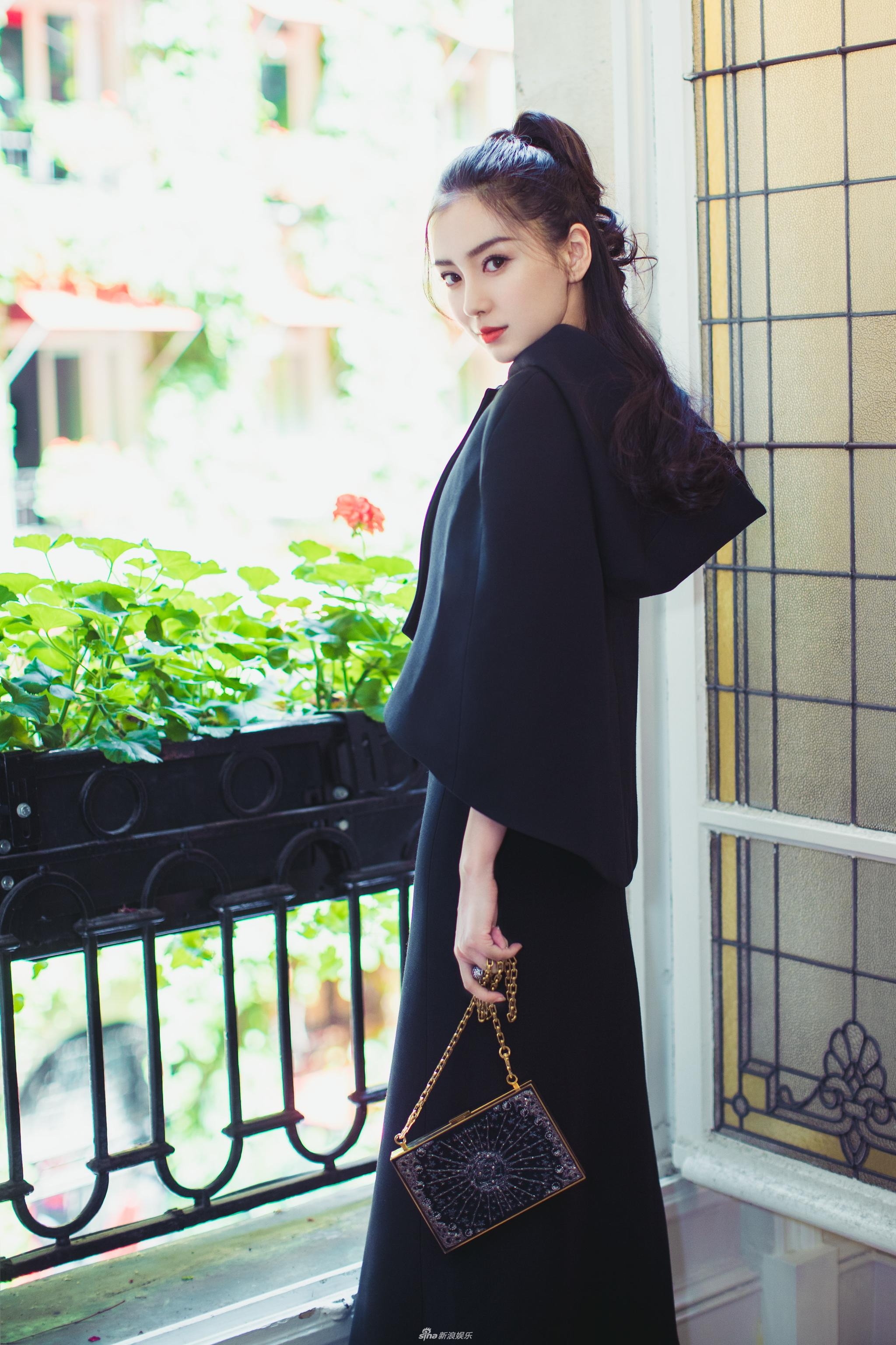 angelababy黑色廓形斗篷尽显复古魅力 2017. 来自金秋海洋 - 微博