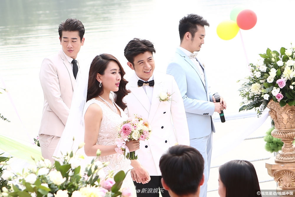 组图:马苏披白色婚纱红烈焰唇 与高晓攀合作cp感十足