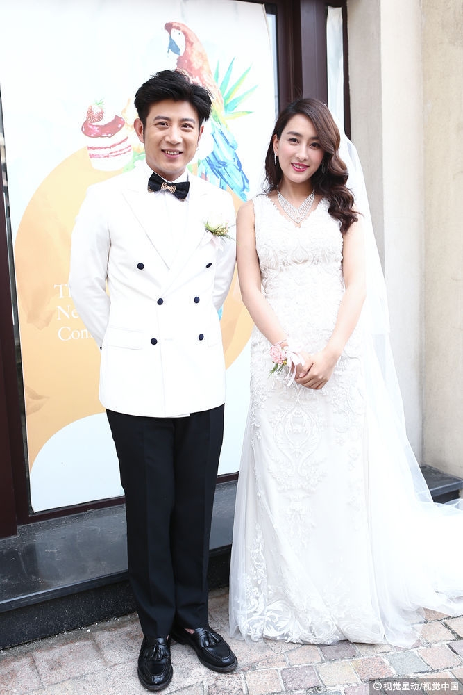 组图:马苏披白色婚纱红烈焰唇 与高晓攀合作cp感十足