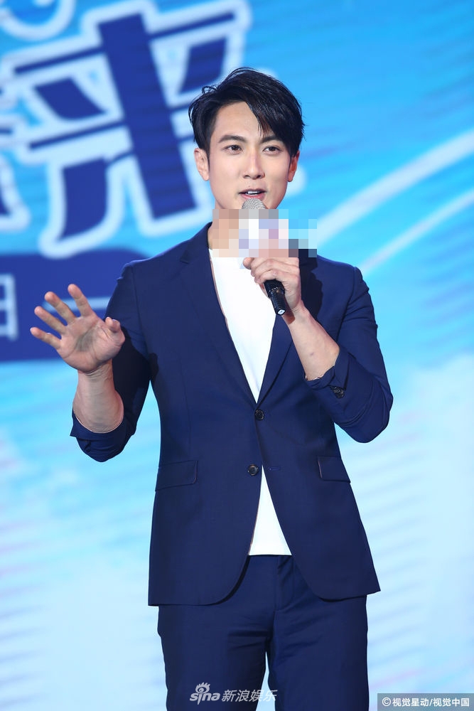 组图:吴尊空降京城捞金 谈儿女露一脸灿笑