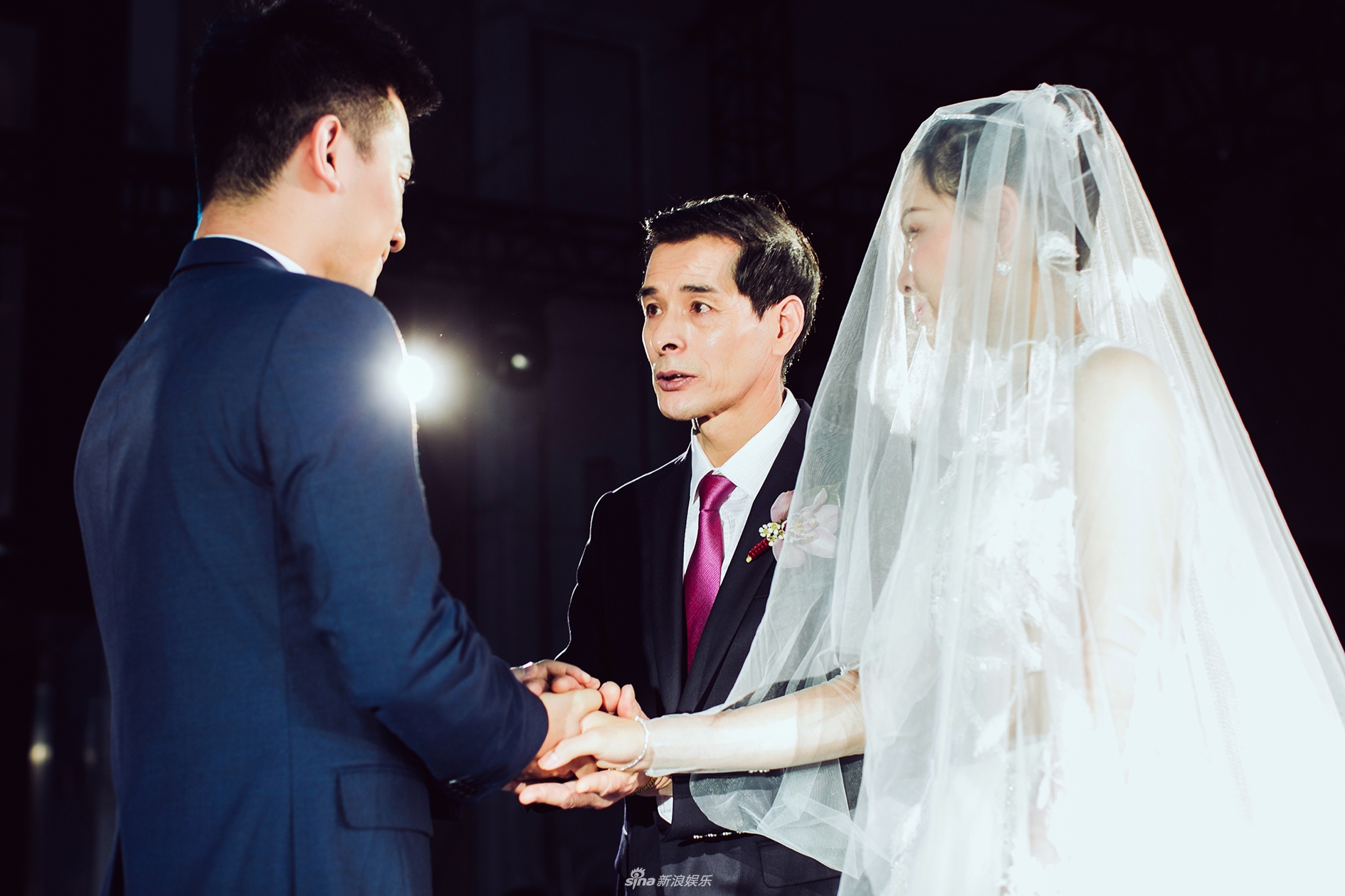 新浪娱乐讯 10月13日跳水女皇吴敏霞和老公张效诚在上海再次举办婚礼