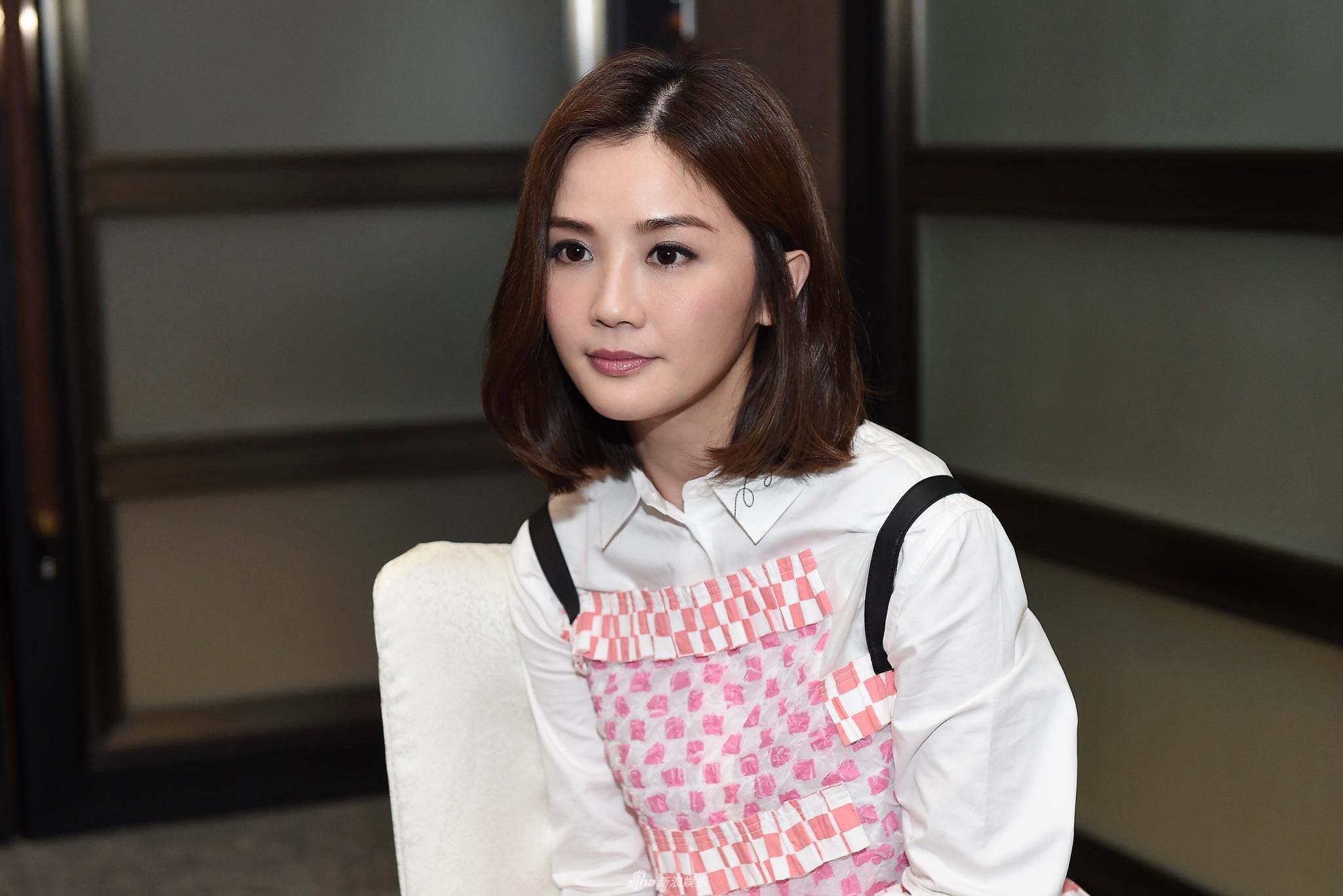 组图:蔡卓妍粉裙清新可爱 笑容依旧如少女_高清图集_新浪网