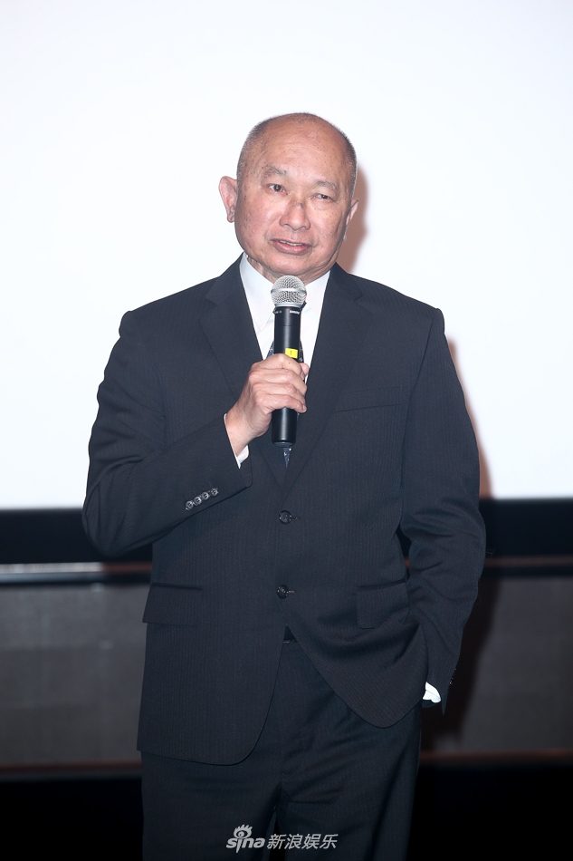 组图:吴宇森亮相《英雄本色》见面会 西装笔挺笑容亲和