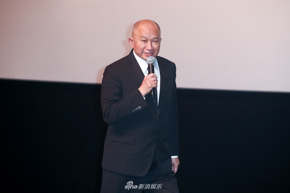 组图:吴宇森亮相《英雄本色》见面会 西装笔挺笑容亲和