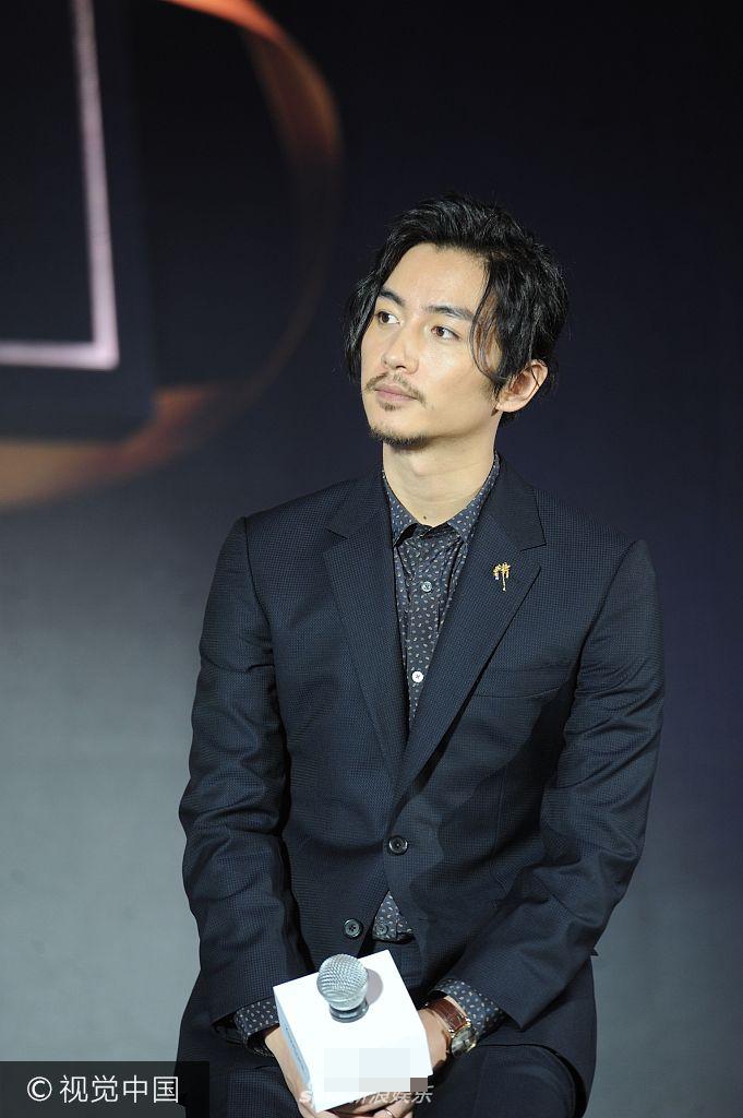 组图:奶爸陈晓西装笔挺 卷发配胡须展成熟男人魅力