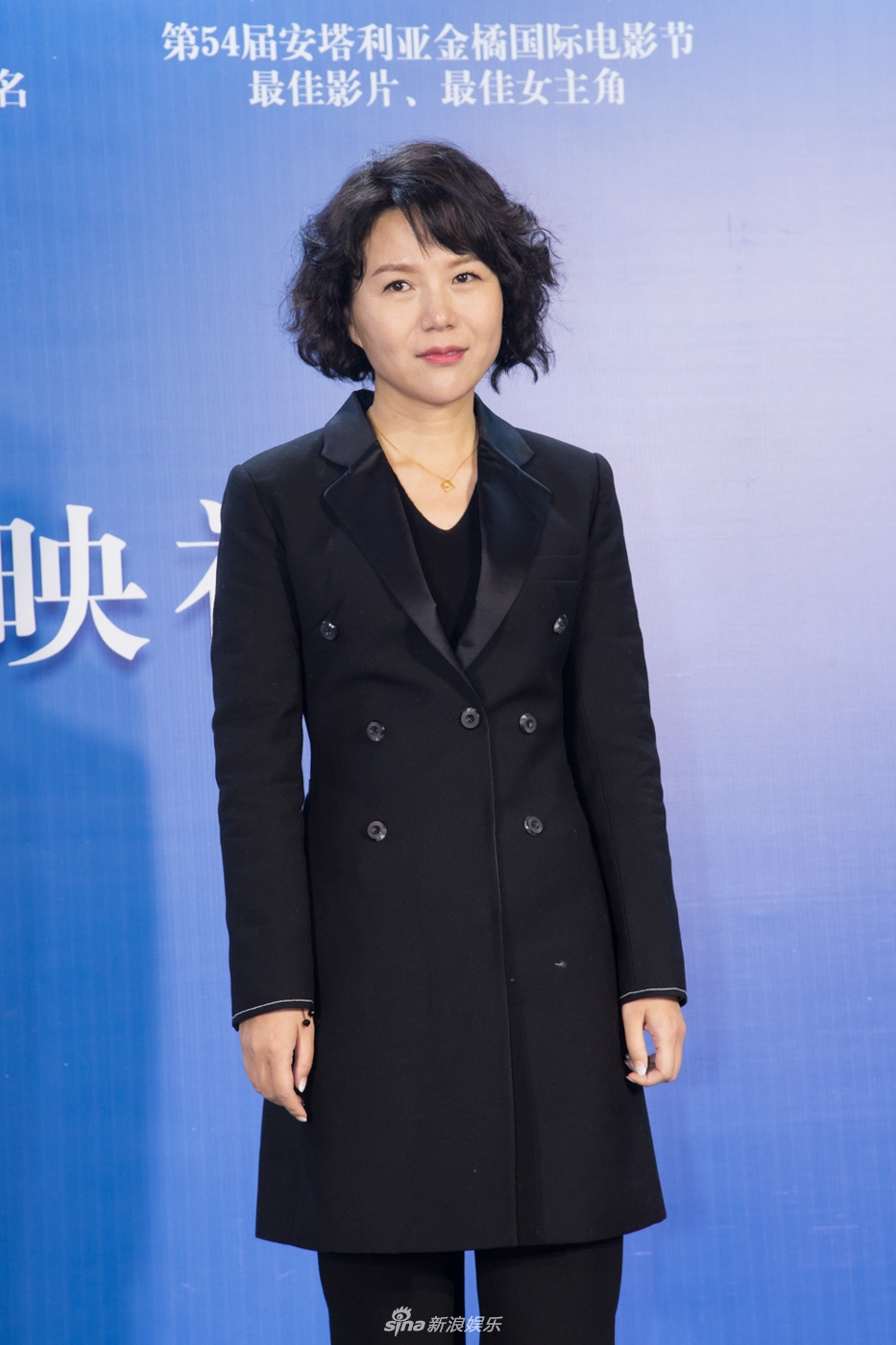 组图:51岁史可黑色套装侧面镂空 展熟女风范_高清图集_新浪网