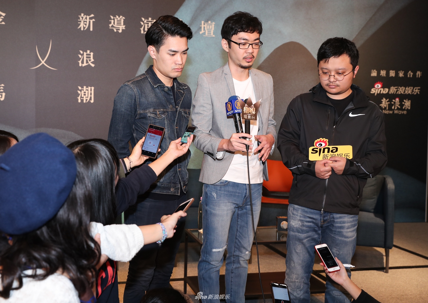 许玮甯现身新浪潮论坛 当导演小粉丝高举应援牌