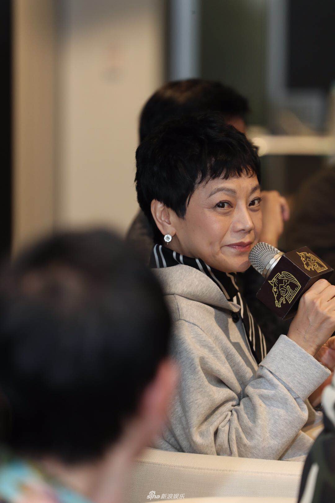 新浪潮新艺城论坛 64岁张艾嘉优雅现身秀美腿