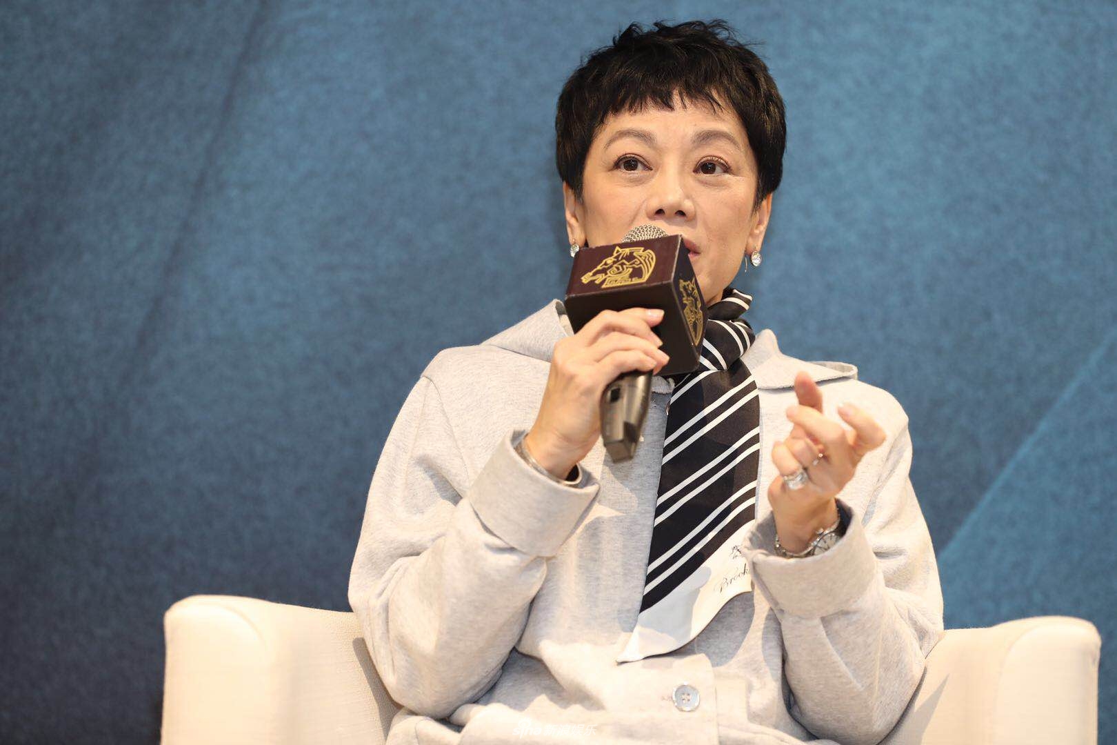 新浪潮新艺城论坛 64岁张艾嘉优雅现身秀美腿