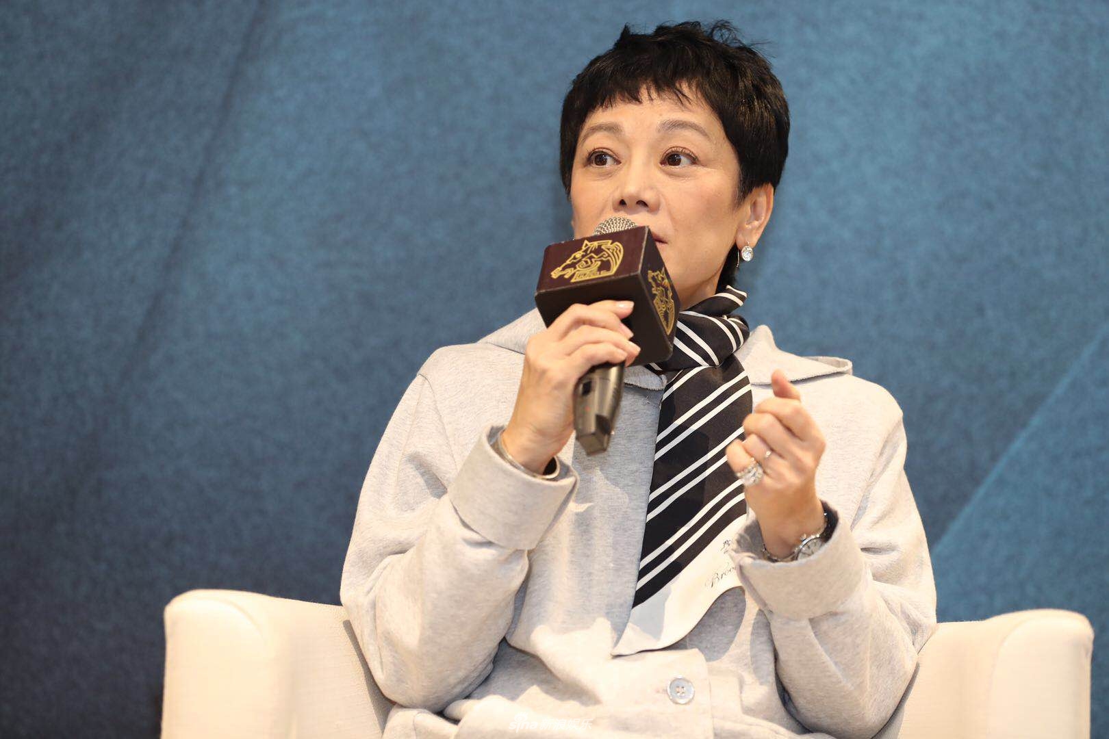 新浪潮新艺城论坛 64岁张艾嘉优雅现身秀美腿