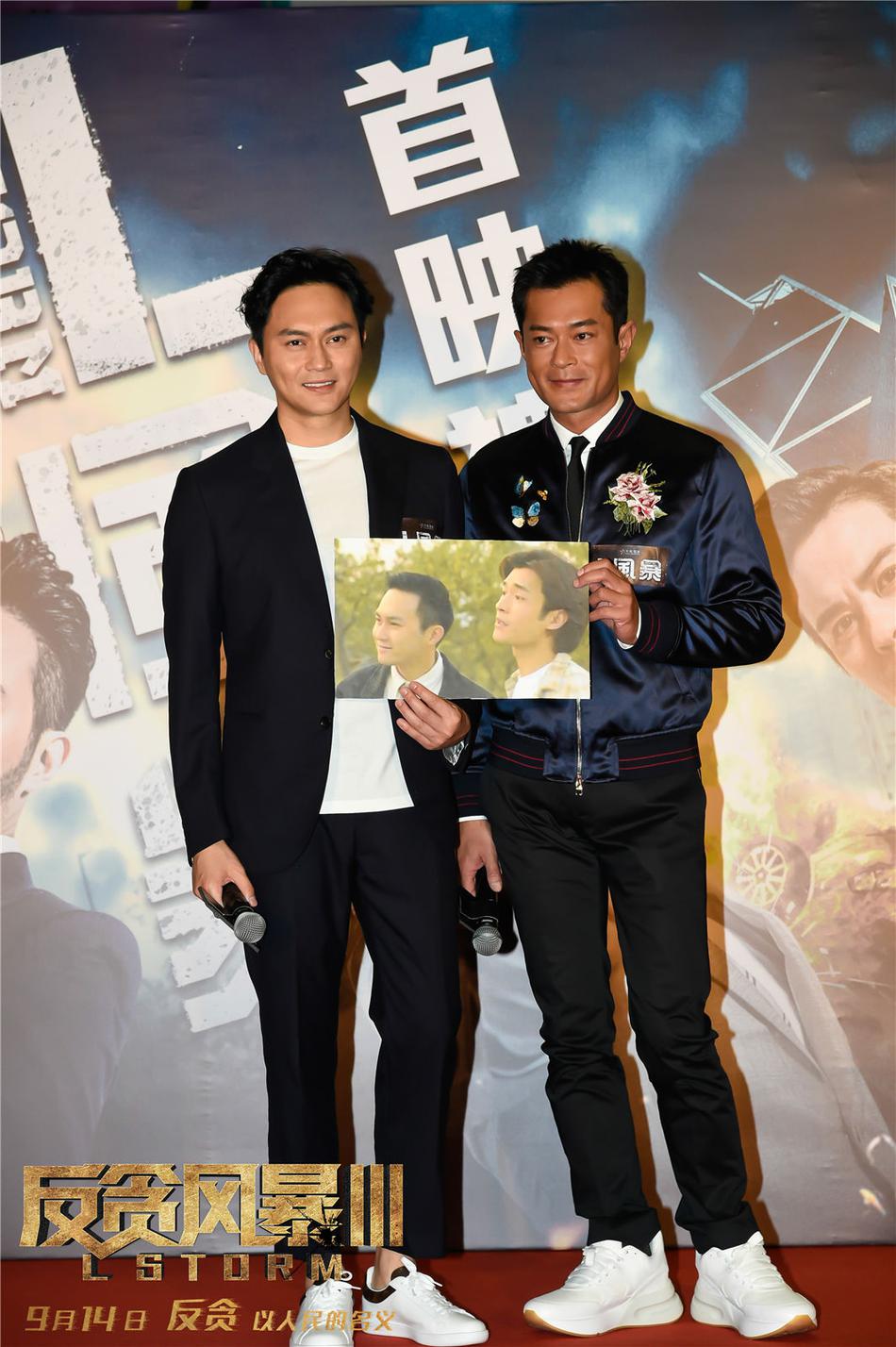 古天乐张智霖合体 拿着22年前《天地男儿》合照_高清图集_新浪网