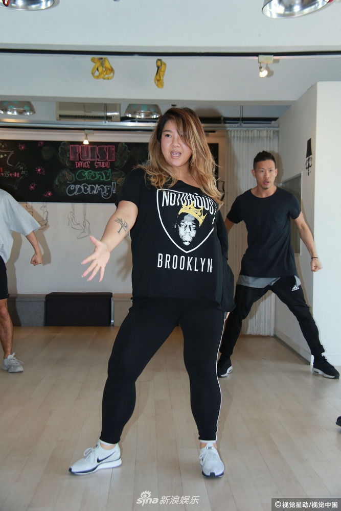 组图:郑欣宜黑色紧身裤排练 无视脚伤劲歌热舞
