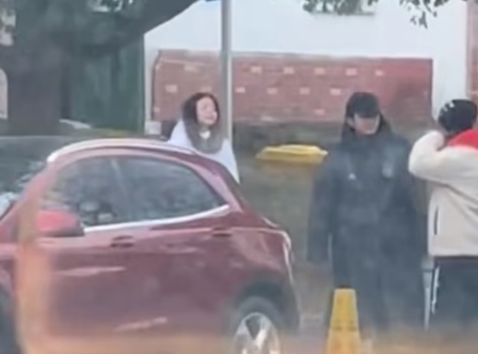 组图：网友偶遇陈晓陈妍希 夫妻二人穿羽绒服站在路旁与好友聊天