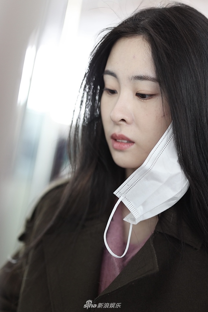 组图张碧晨长发披肩双眸清澈气质佳露素颜对镜浅笑清纯可人