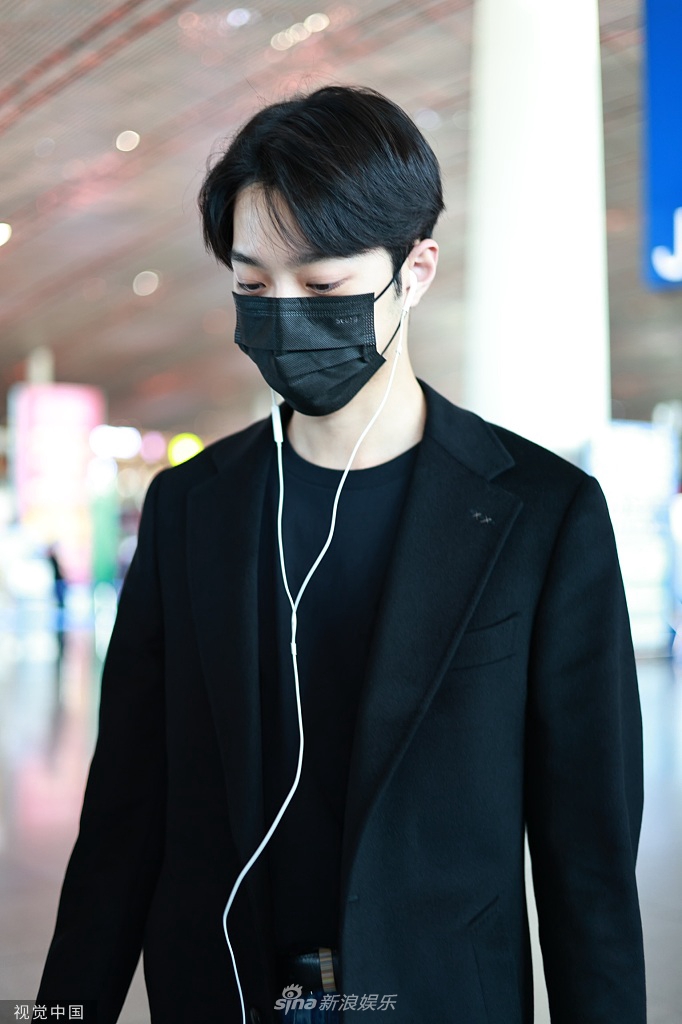 组图:赖冠霖西装搭牛仔裤清俊有型 一路听音乐沉浸式赶飞机