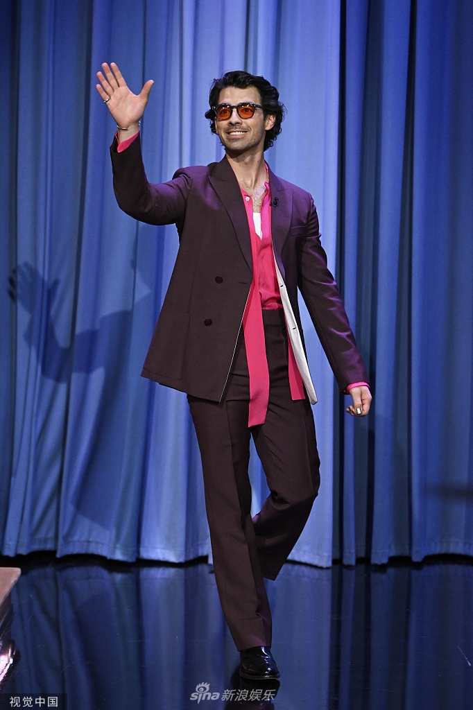 组图:歌手乔-乔纳斯做客《吉米今夜秀》 穿西装架墨镜帅气十足_高清