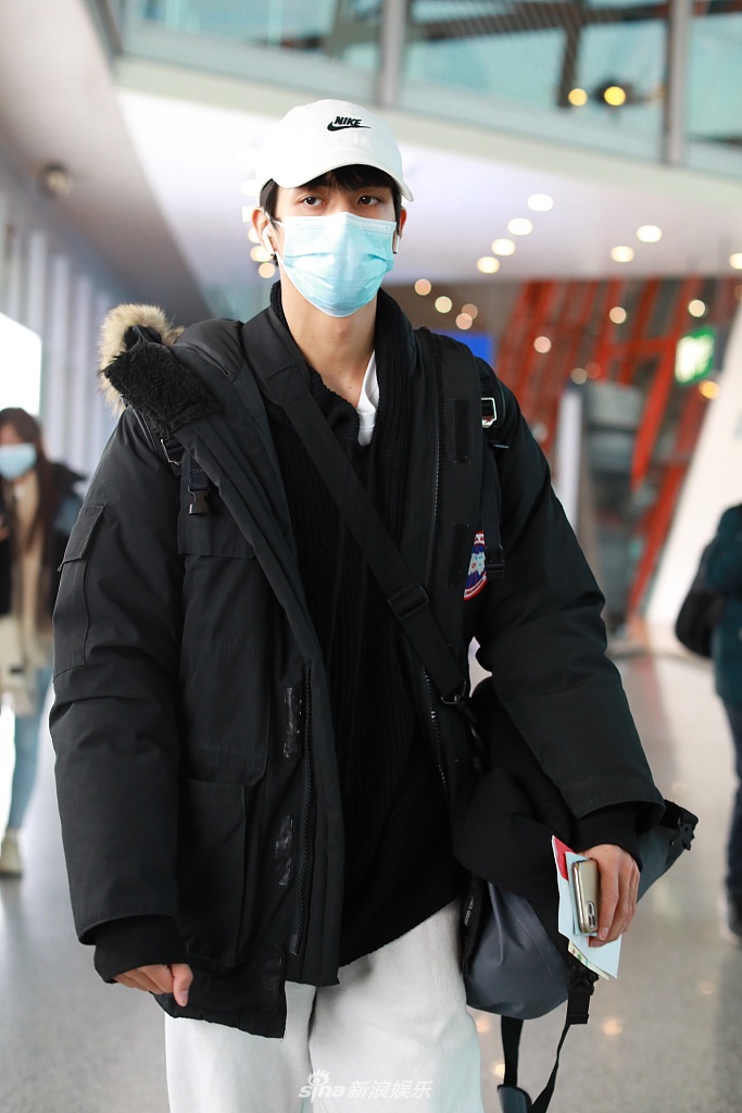 组图:宋威龙一身黑白配清爽帅气 背包大步流星长腿优越