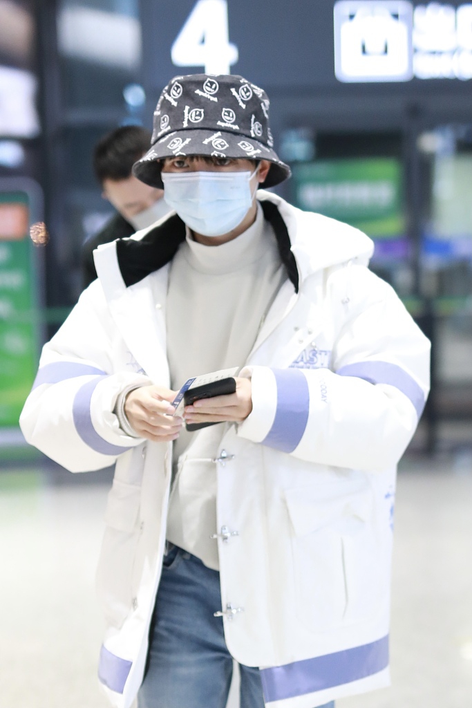 组图周深身穿白色羽绒服干净清爽头戴小恶魔宽檐帽可可爱爱