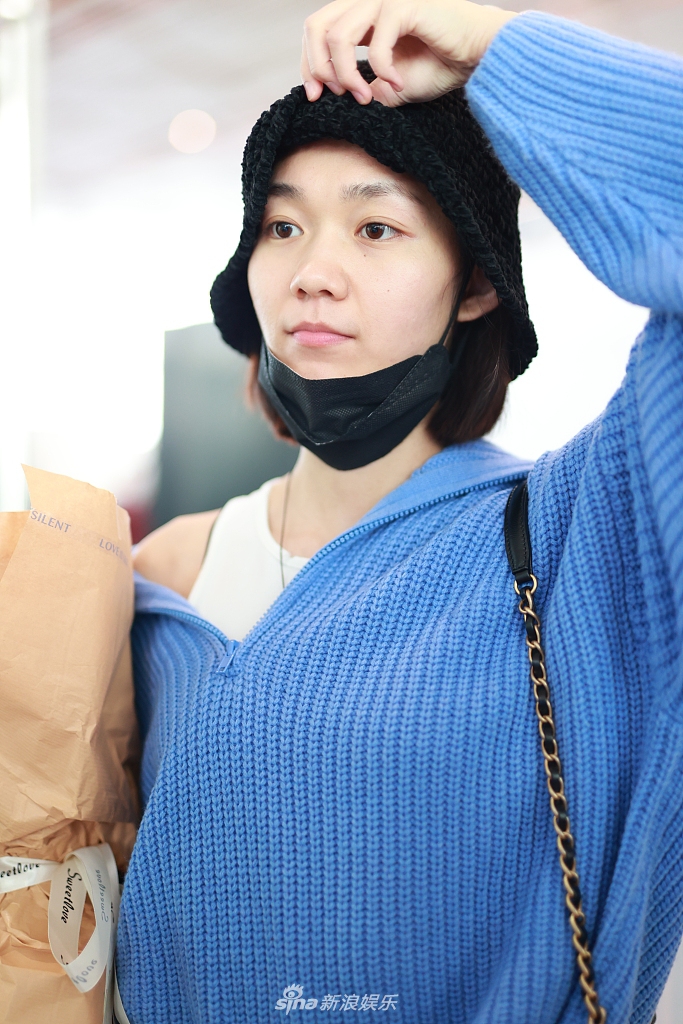 组图:段奥娟蓝黑look露香肩小秀性感 摘口罩露素颜皮肤白嫩细腻