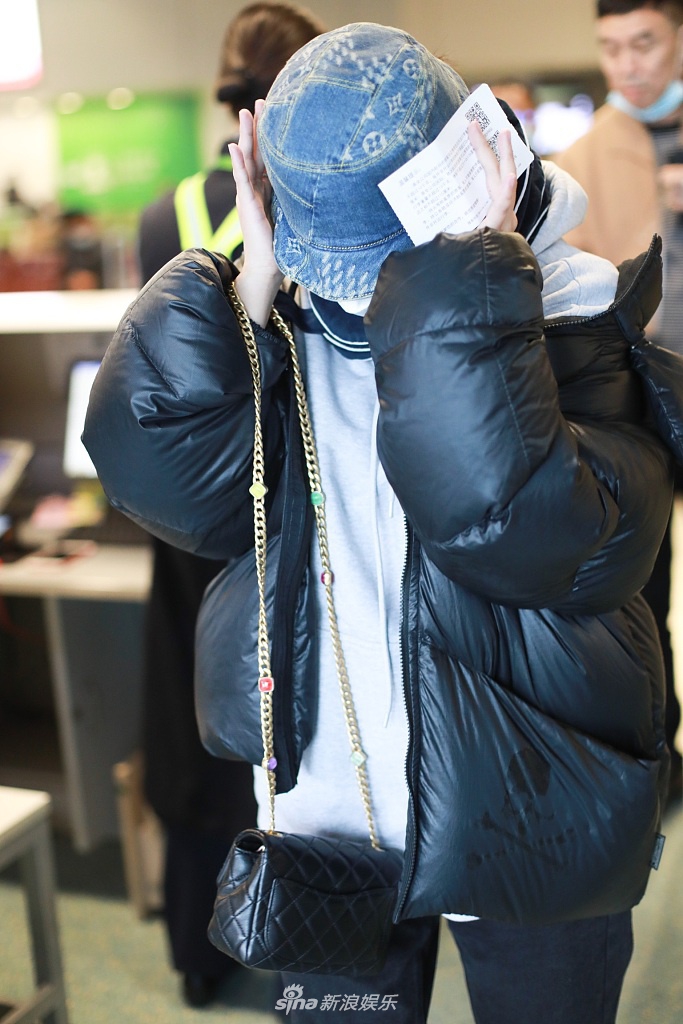 组图:阚清子戴渔夫帽系围巾包裹严实 全程双手捂头花式躲镜头_高清