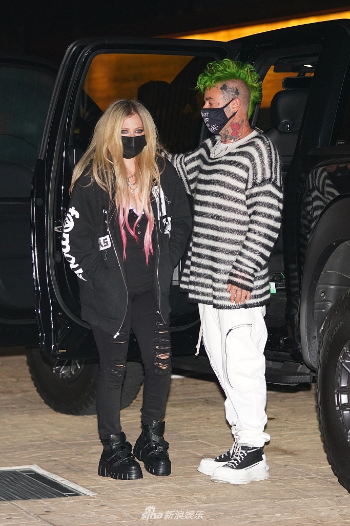 当地时间2021年3月26日,美国加州, 艾薇儿(avril lavigne)和男友mod