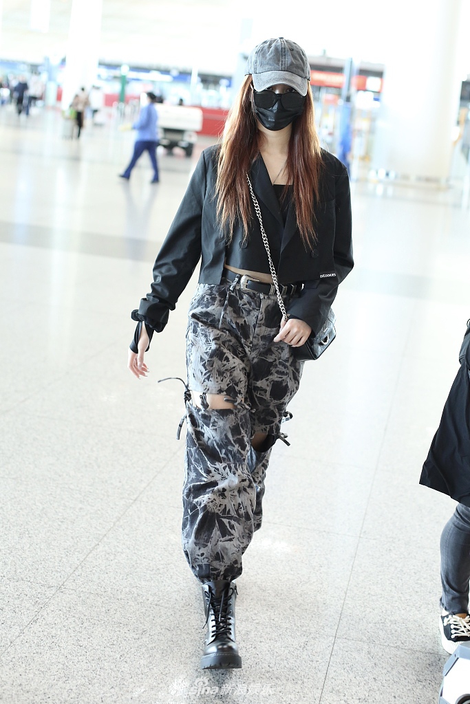 组图:徐艺洋戴棒球帽架墨镜酷飒十足 穿露脐黑t秀蛮腰长腿瞩目