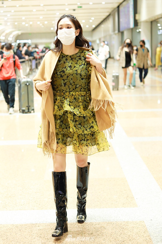 组图:王霏霏穿长裙配长靴时尚又摩登 对粉丝比心打招呼甜美可爱