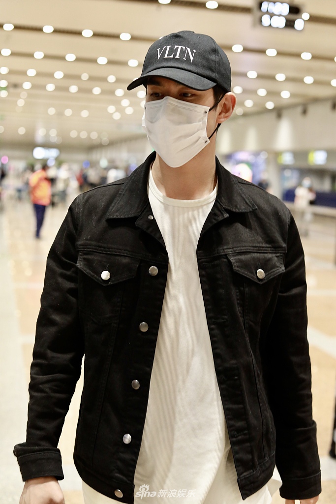 09 15:42:10 1 / 4 新浪娱乐讯 2021年5月9日,北京,李治廷现身机场,他