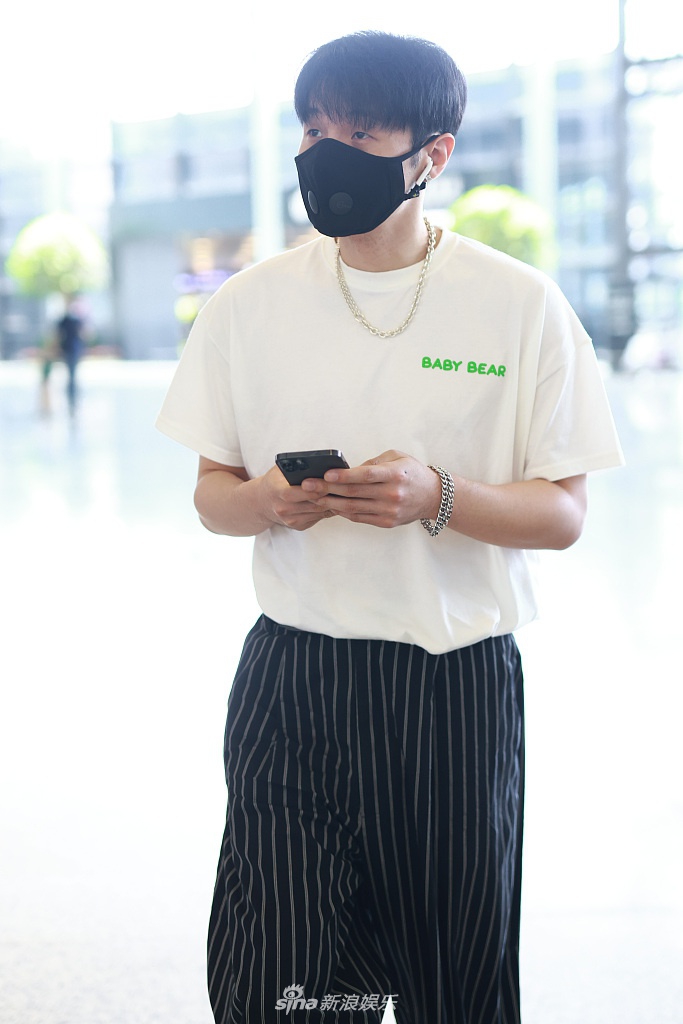 组图:李荣浩穿白t搭条纹裤走休闲风 留偏分发型干净清爽