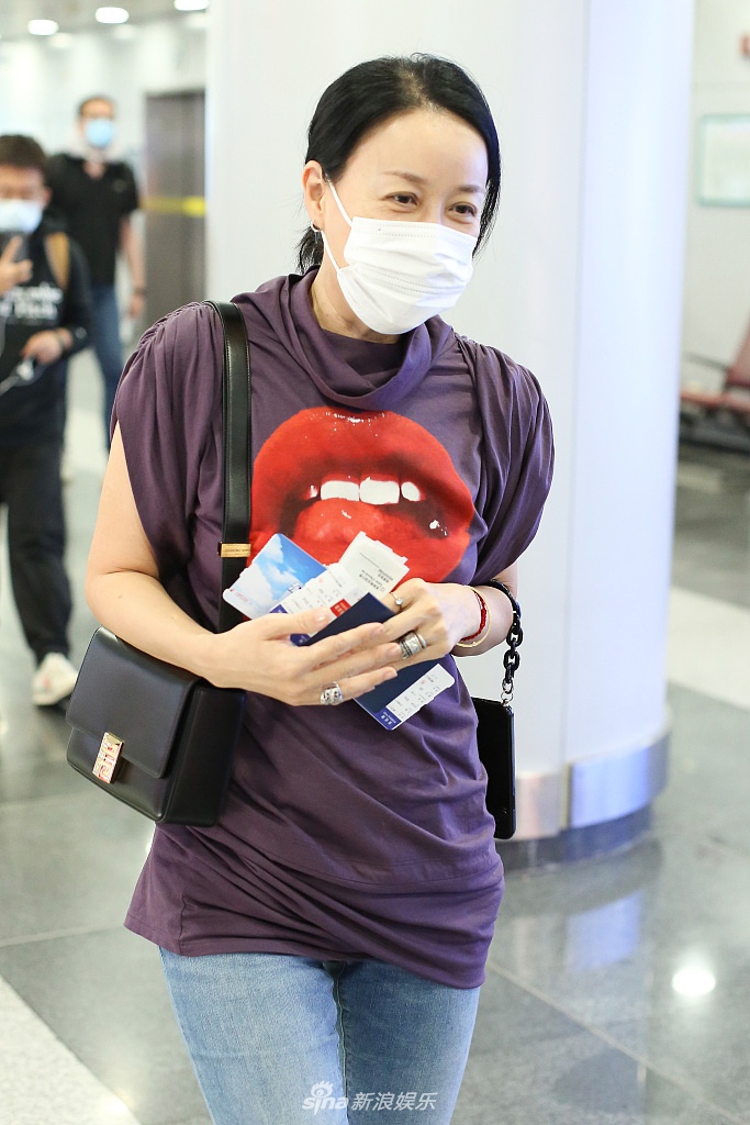 29 11:19:59 1 / 4 新浪娱乐讯 2021年5月29日,北京,那英亮相机场,她