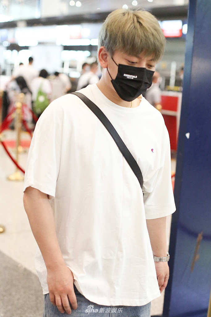 1 / 4 新浪娱乐讯 2021年6月14日,北京,陈翔现身机场,他留着金色短发