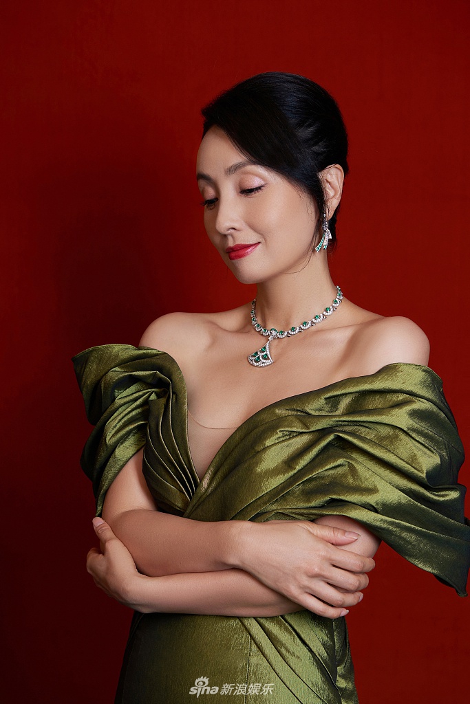 组图陶虹着牛油果绿深v礼服优雅大气大秀香肩女人味十足