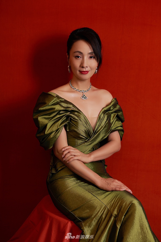 组图:陶虹着牛油果绿深v礼服优雅大气 大秀香肩女人味十足_高清图集